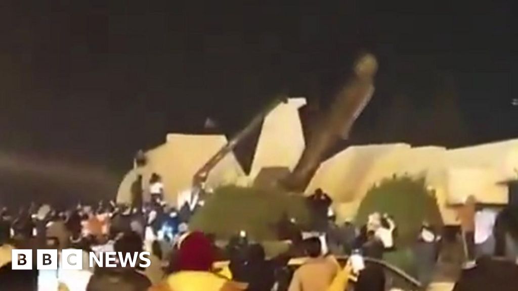 Moment former president’s statue toppled in Hama