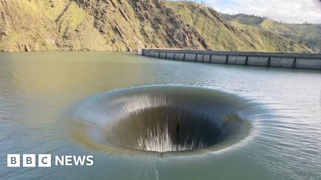 Plughole-like whirlpool creates mesmerising display