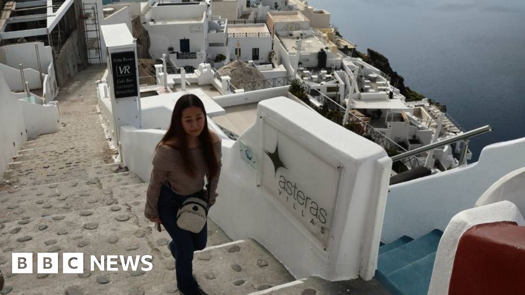 Thousands evacuate Santorini after earthquakes shake Greek island