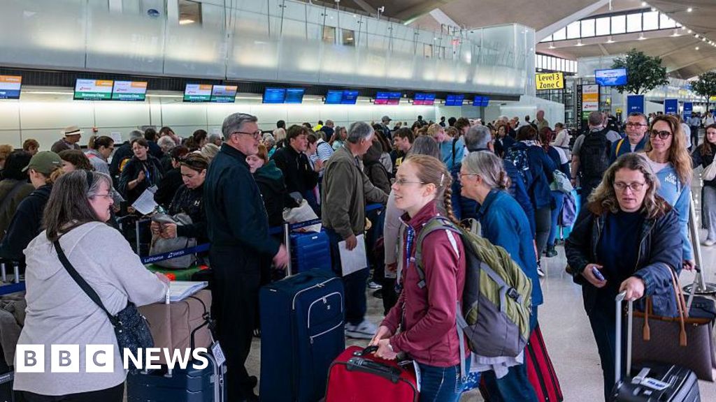 Newark air traffic controllers briefly lost contact with planes, union says