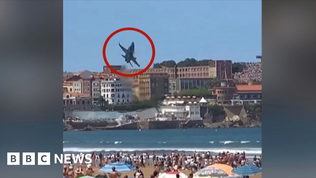 Fighter jet swerves dramatically to avoid birds near packed beach