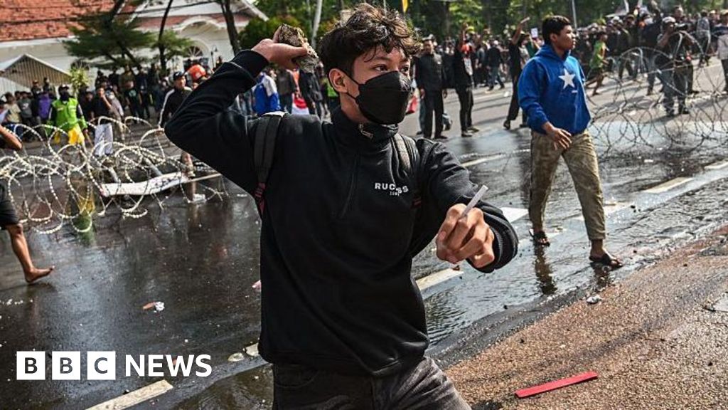 Indonesia protesters clash with police after death of taxi driver