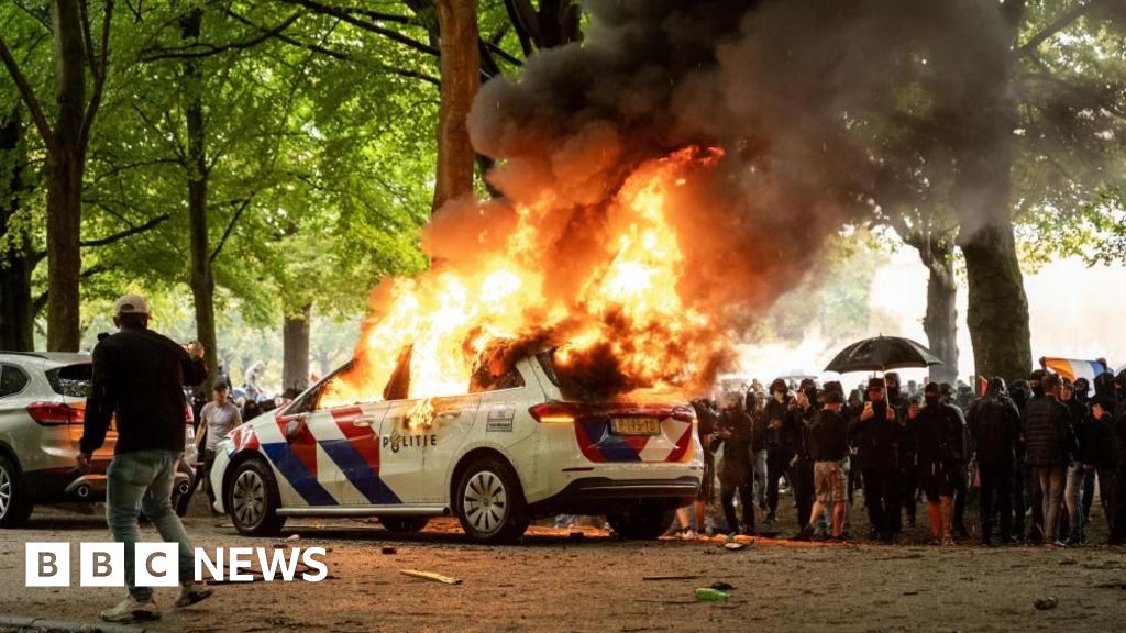Dutch police clash with anti-immigration protesters