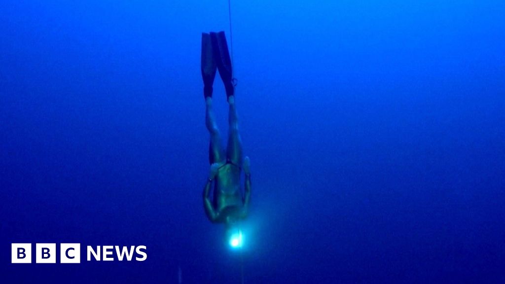 Moment freediver sets new world record with breath-defying 126m plunge