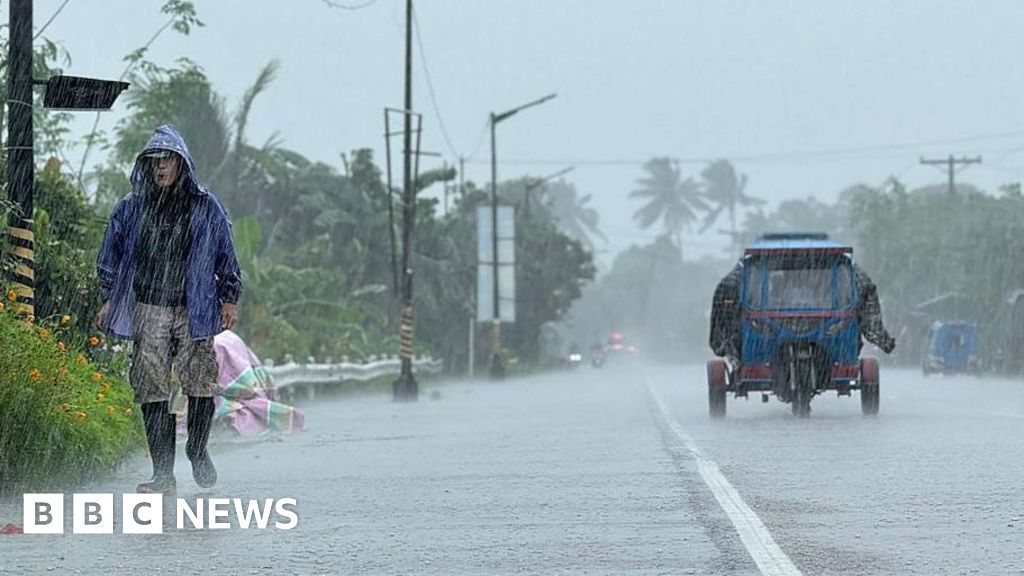 Thousands evacuate in Philippines as storm nears