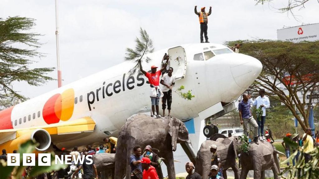 Kenyan airport shuts down as massive crowds gather to receive ex-PM’s body