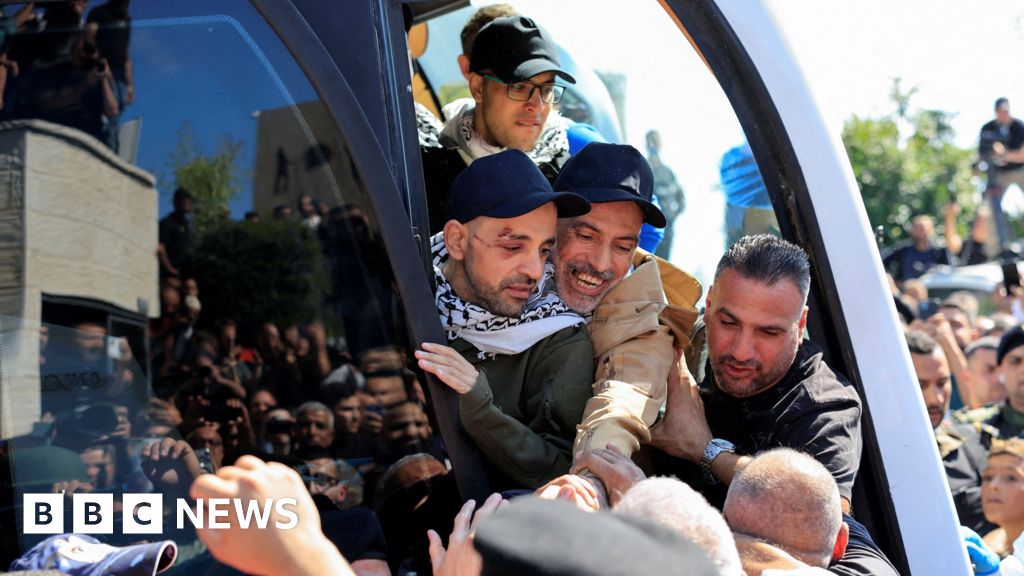 Palestinian prisoners released in West Bank to rapturous crowds