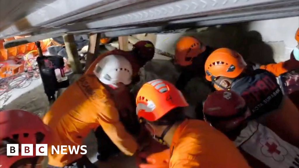 See three trapped students’ rescue